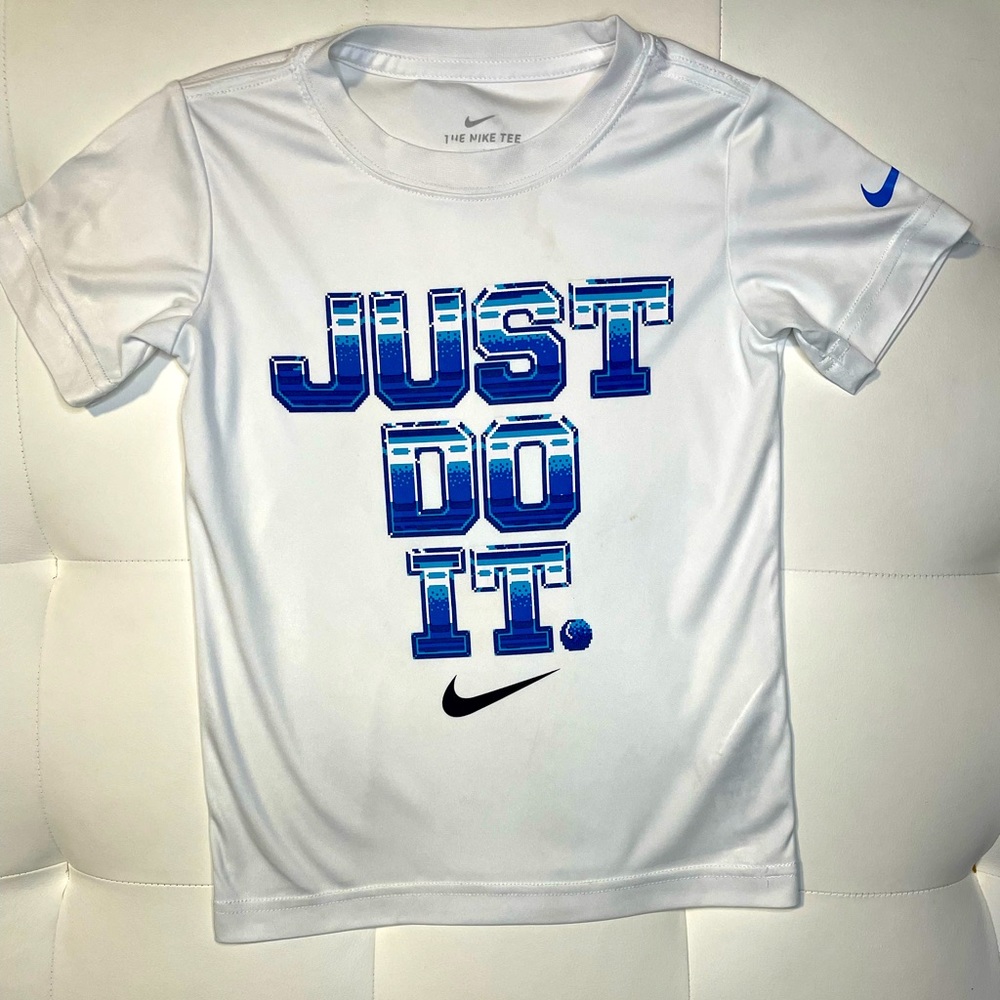 Nike boys dri fit tee shirt size 5 (small)
